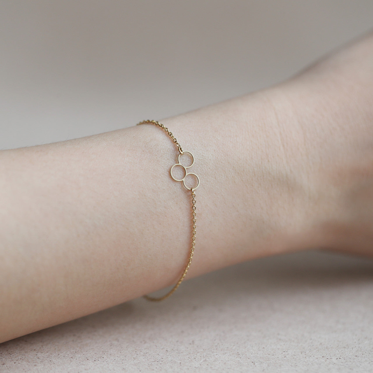 Moorigin_laser_cut_jewellery_lightweight_gold_plated_stainless_steel_bracelet_delicate_argyle_apple_circles