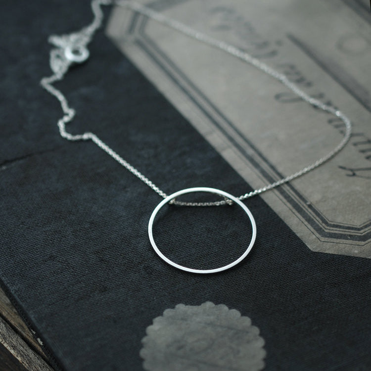 Singular Rolling Oh Necklace