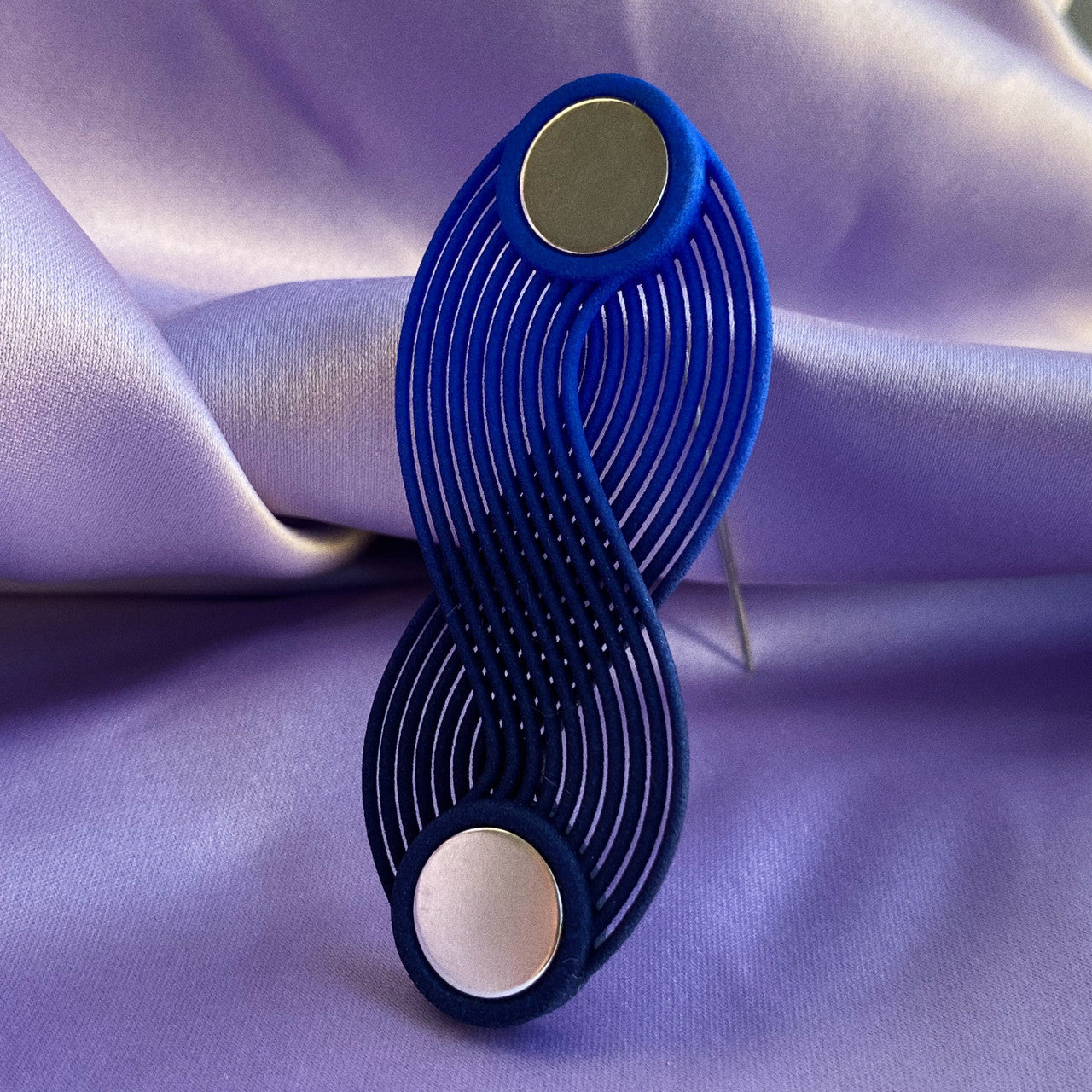 Eve_Balashova_brooch_intersection_blue_3D_printed_nylon_statement_handmade