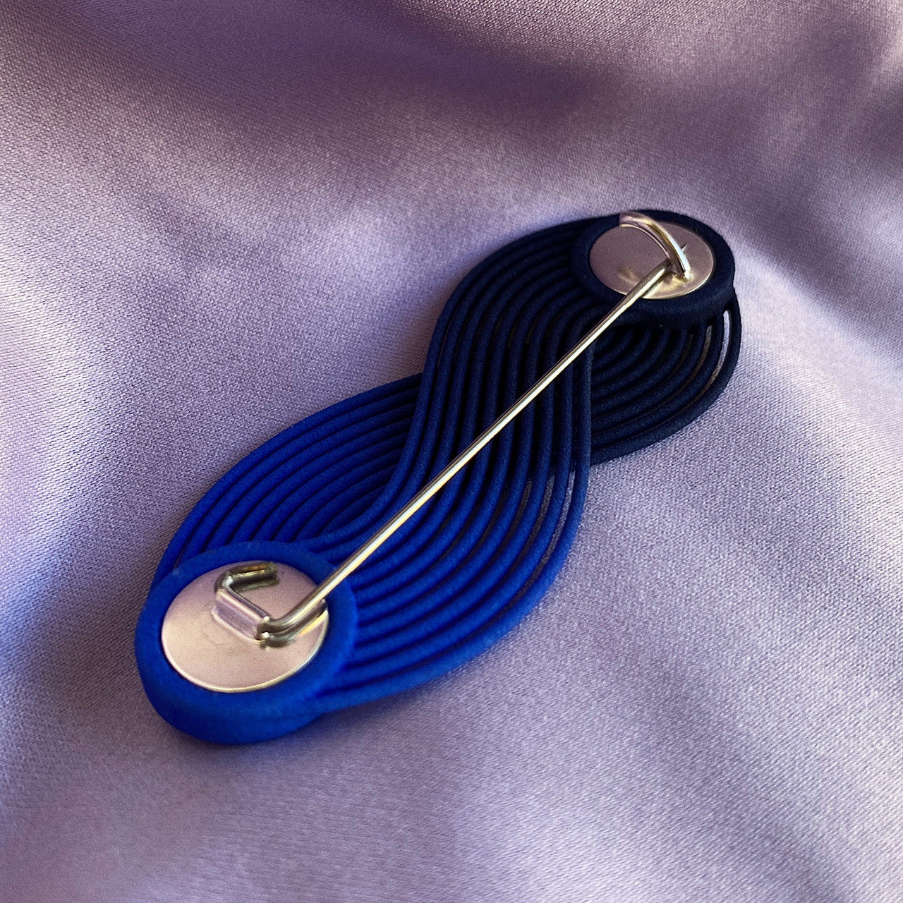 Eve_Balashova_brooch_intersection_blue_3D_printed_nylon_statement_handmade