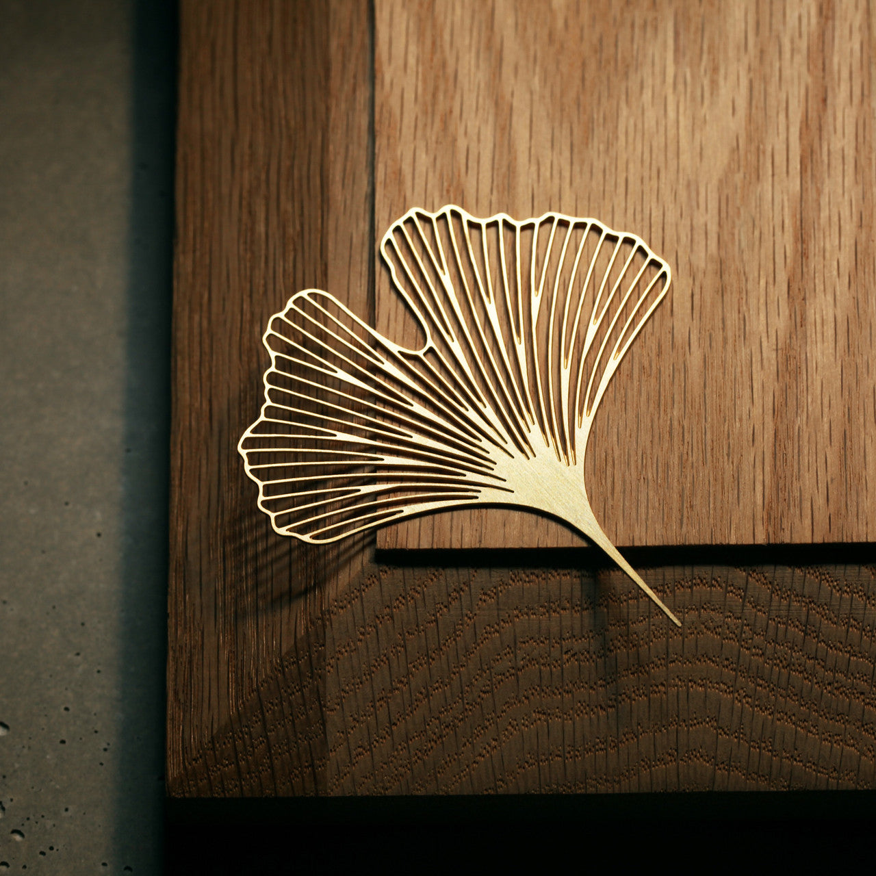 Moorigin_brooch_magnetic_delicate_silver_PVD_plating_stainless_steel_made_in_Taiwan_nature_inspired_gold_ginkgo