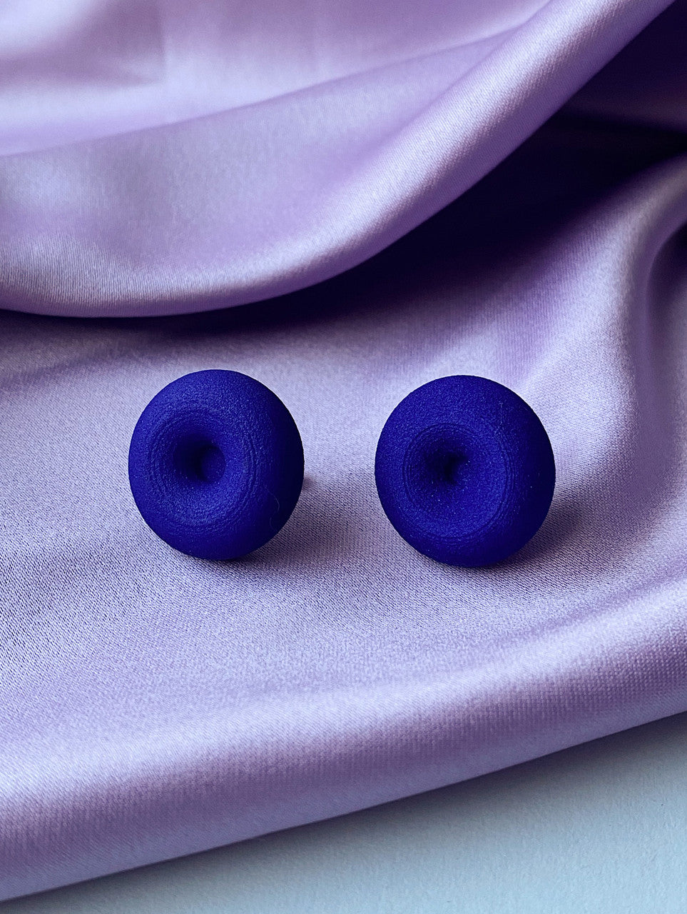 Eve_Balashova_3D_printed_earrings_handmade_jewellery_doughnut_studs_chunky_blue