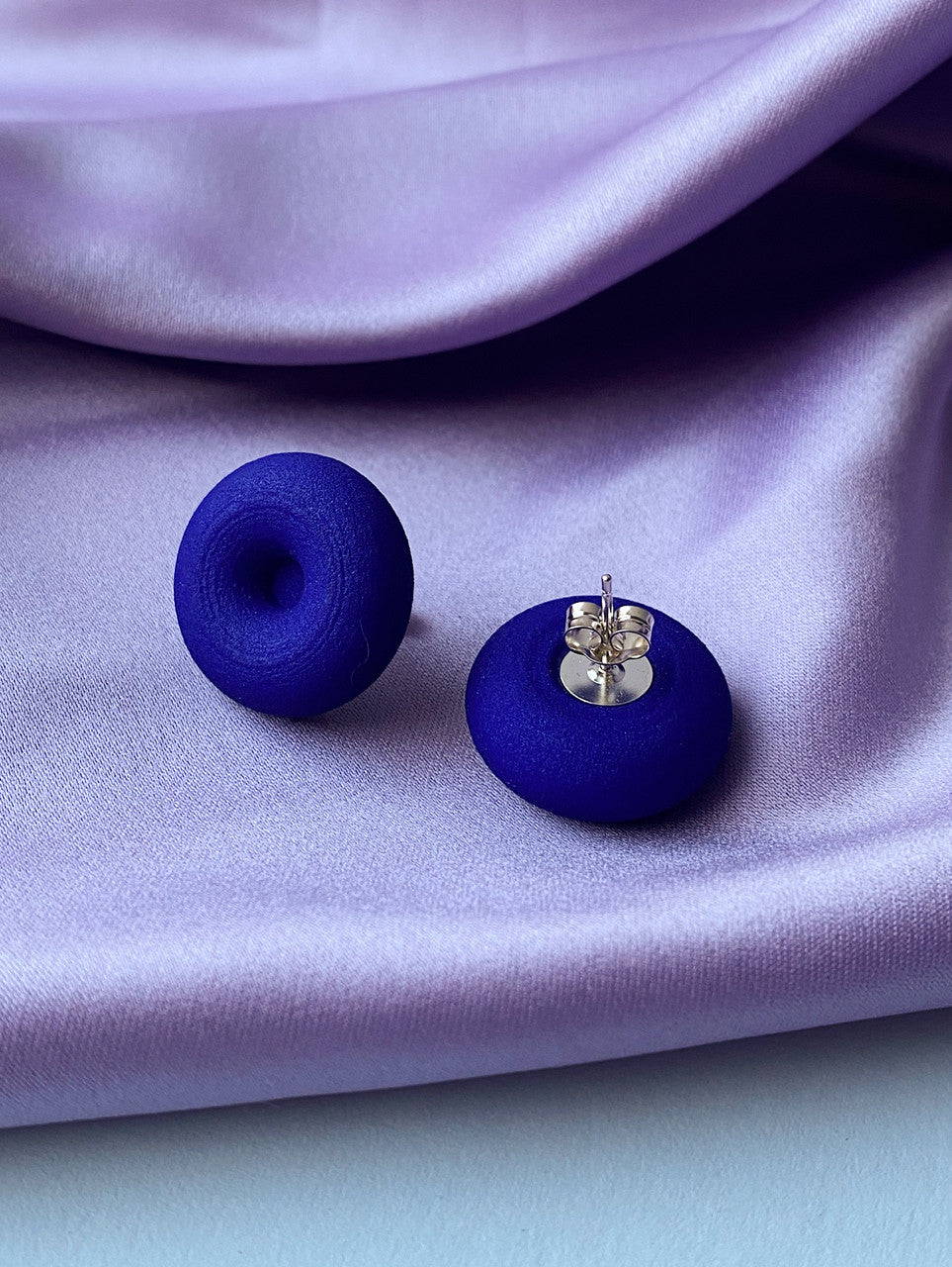 Eve_Balashova_3D_printed_earrings_handmade_jewellery_doughnut_studs_chunky_blue