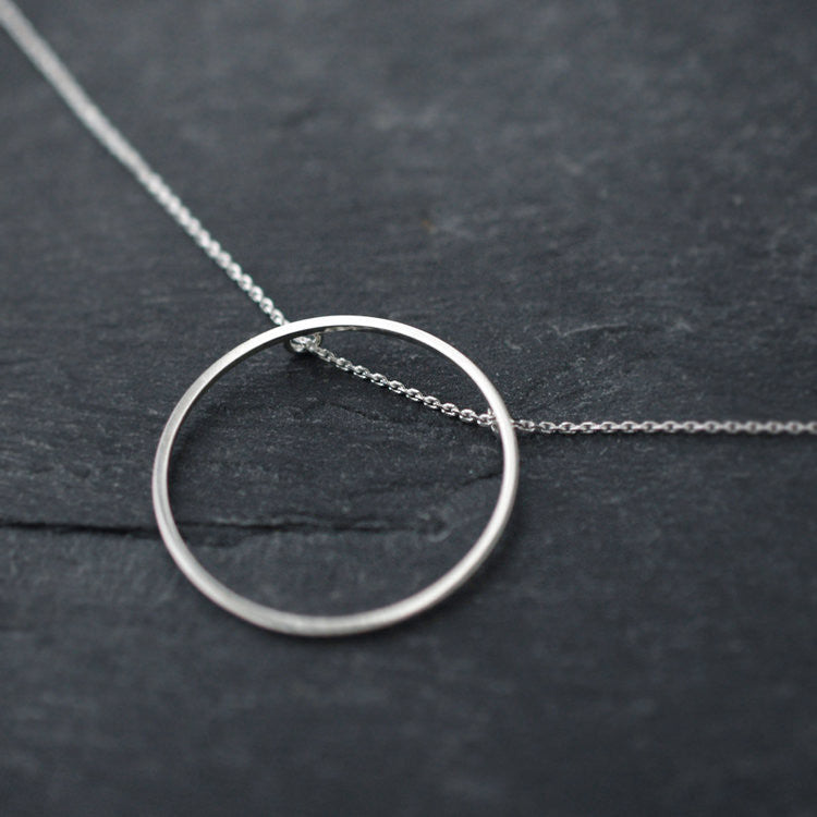 Singular Rolling Oh Necklace