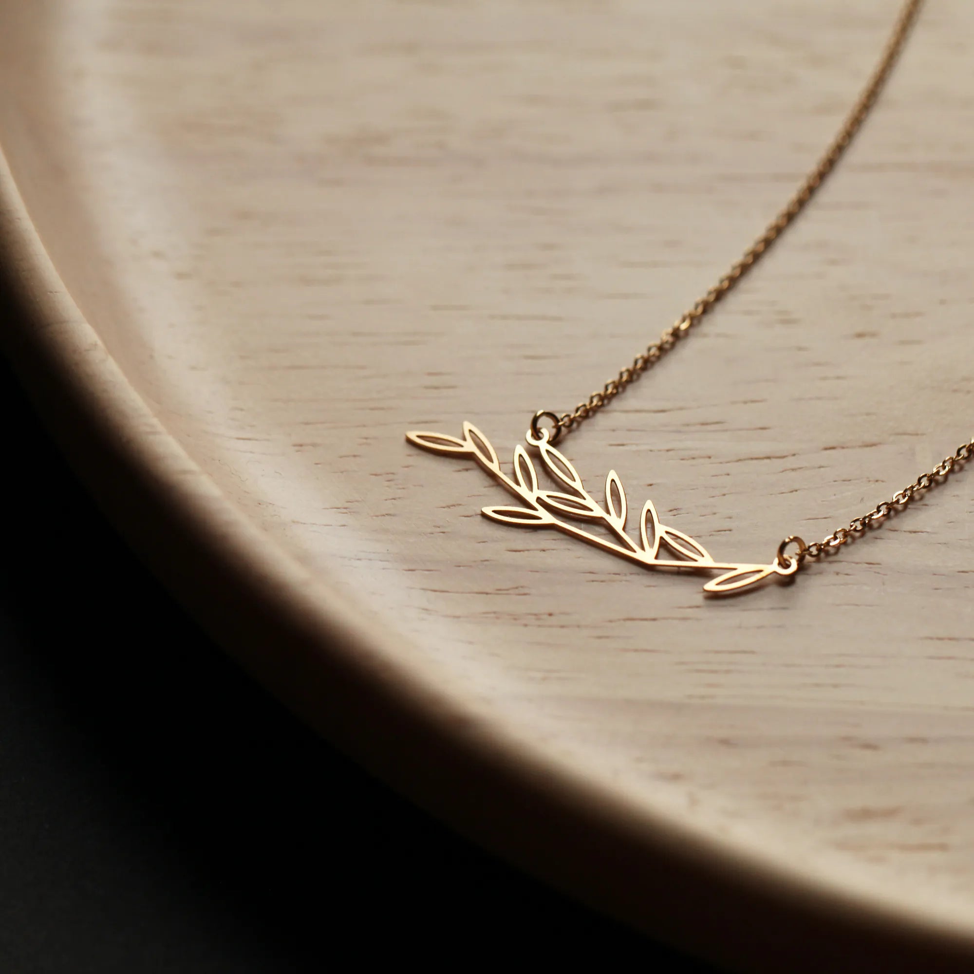 Horizontal Leafy Pendant - Gold